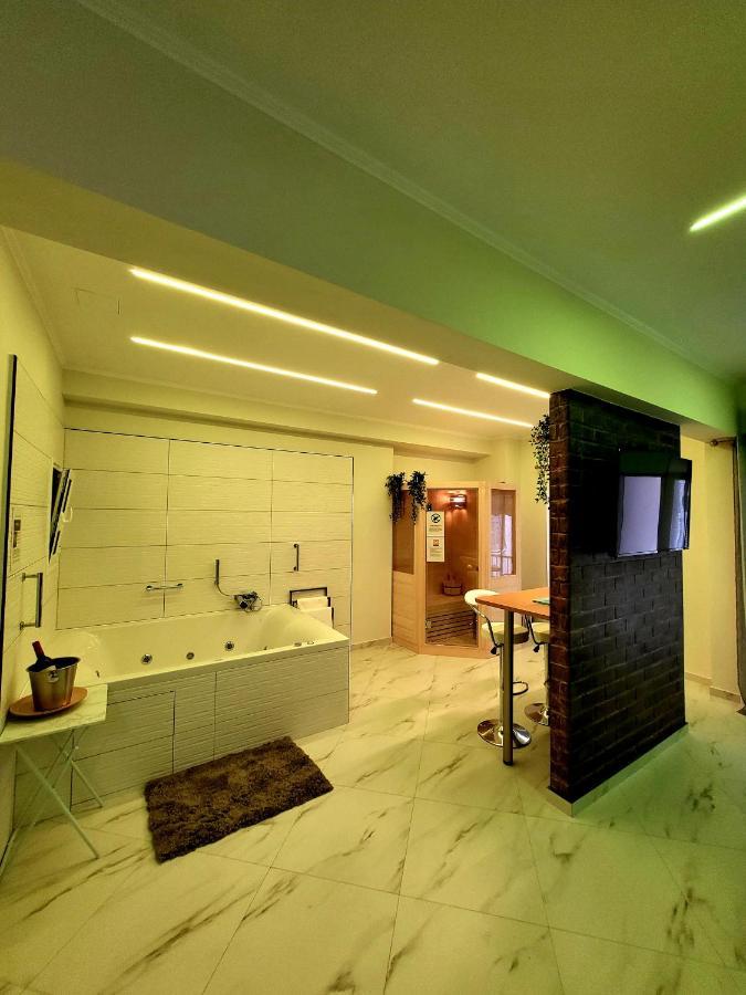Romantic Deluxe Svite Wise Jacuzzi And Sauna Atina Dış mekan fotoğraf