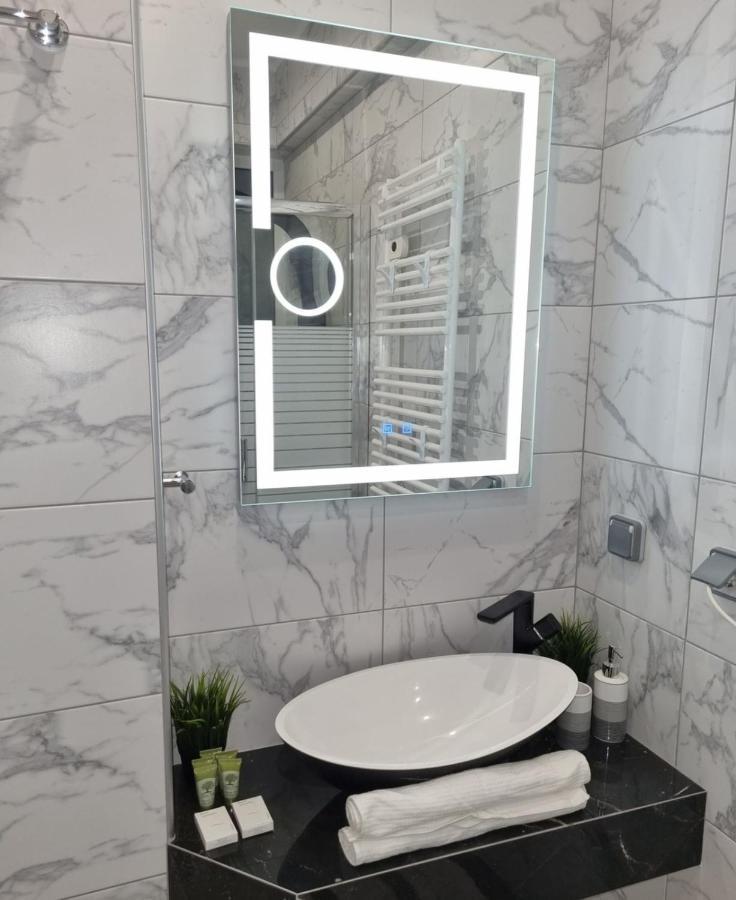 Romantic Deluxe Svite Wise Jacuzzi And Sauna Atina Dış mekan fotoğraf