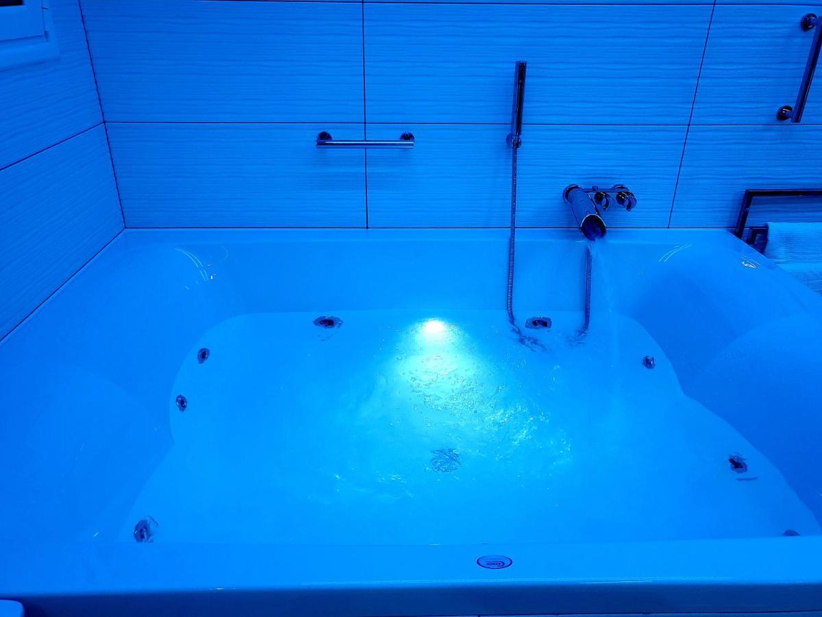 Romantic Deluxe Svite Wise Jacuzzi And Sauna Atina Dış mekan fotoğraf