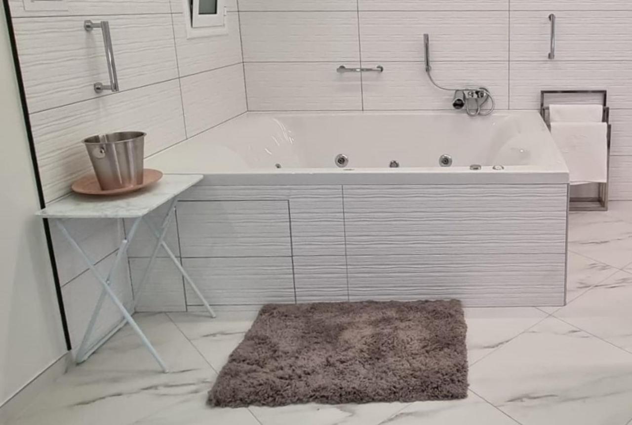 Romantic Deluxe Svite Wise Jacuzzi And Sauna Atina Dış mekan fotoğraf