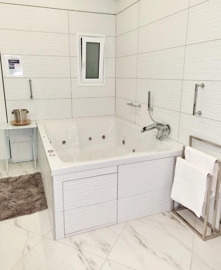 Romantic Deluxe Svite Wise Jacuzzi And Sauna Atina Dış mekan fotoğraf