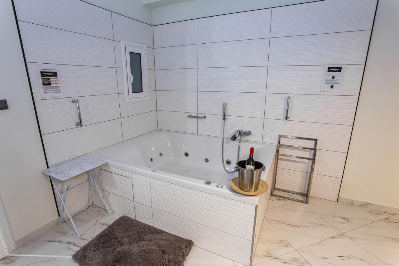 Romantic Deluxe Svite Wise Jacuzzi And Sauna Atina Dış mekan fotoğraf